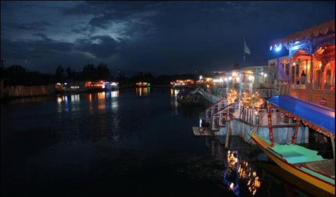 Hotel De Laila House Boat By Sterling Srīnagar Exterior foto